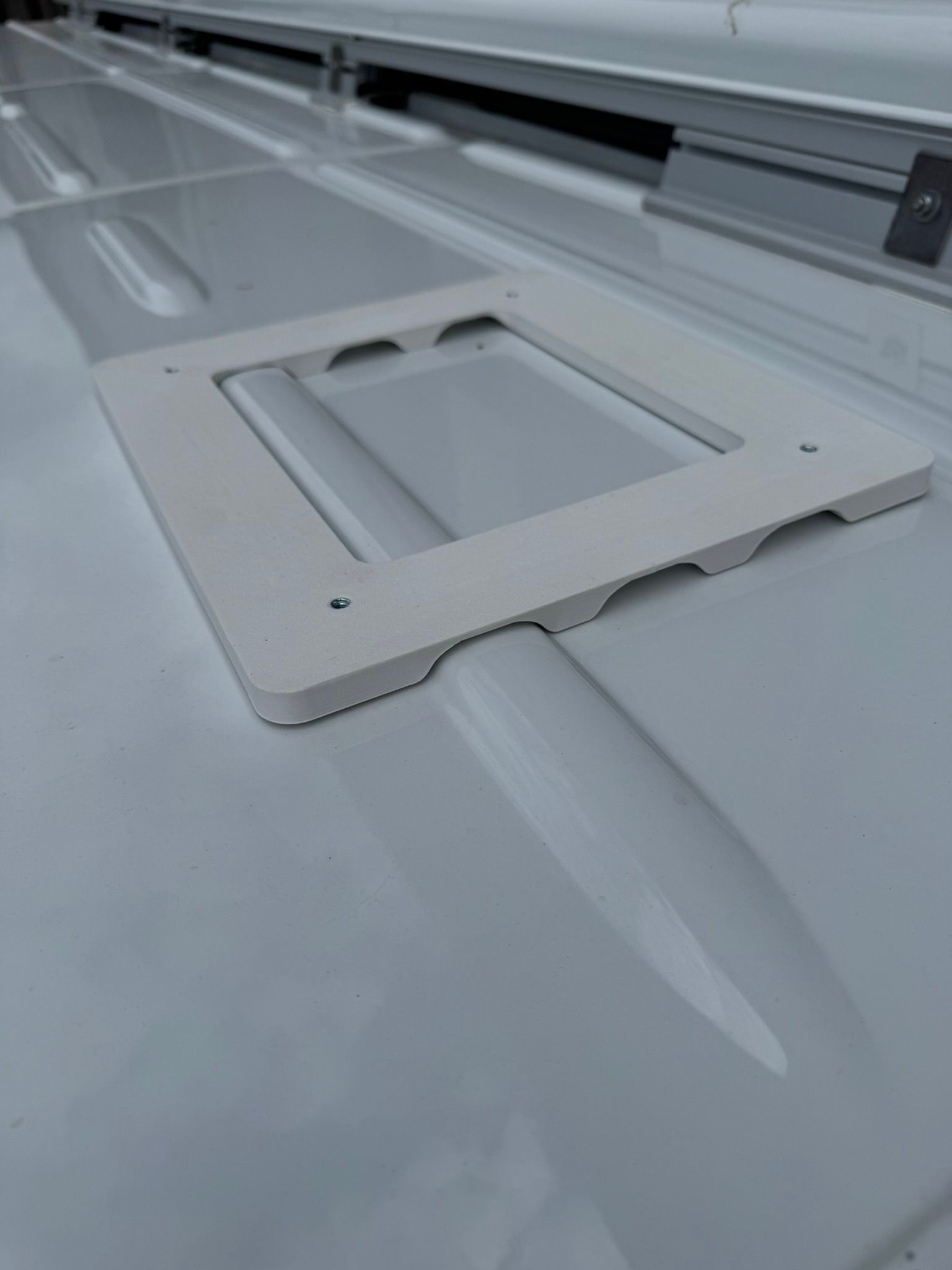 Adapterplatte DUCATO, JUMPER, BOXER, MOVANO, PROACE MAX  (ab 2024) für Flat Mount closed weiß